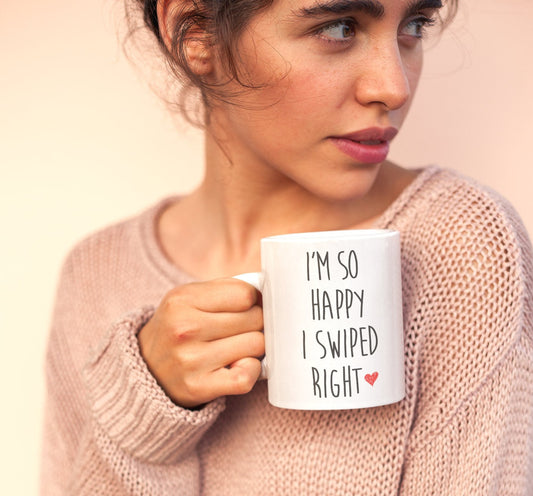 Taza "Estoy tan feliz de haber deslizado el dedo hacia la derecha" - Regalo divertido de San Valentín para él | Regalo para tu novio o esposo