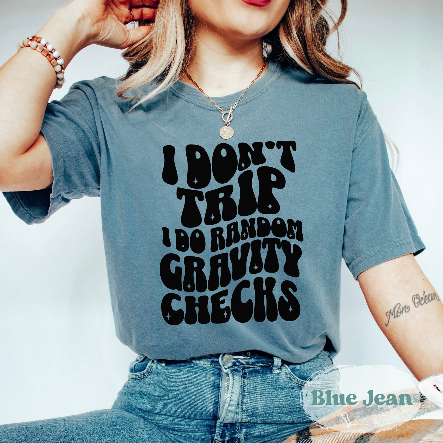 Camisa con texto ondulado personalizado